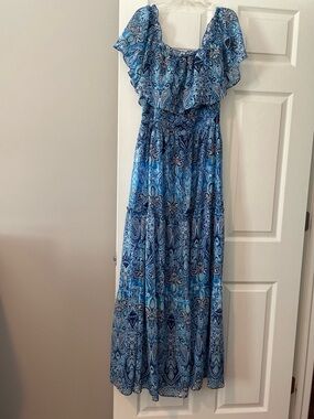 NWOT Off shoulder or on Shoulder dress
